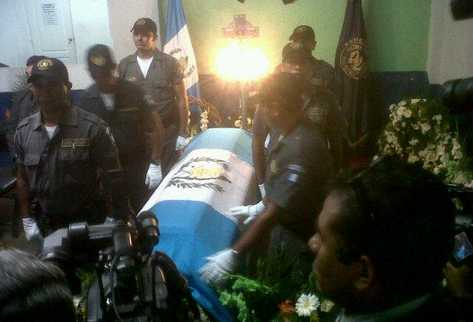 Empleados del Sistema Penitenciario colocaron la bandera nacional al ferétro del director de la cárcel de máxima seguridad de El Infiernito. (Foto Prensa Libre: Omar Archila)