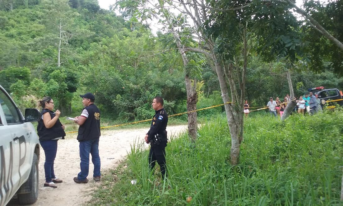 Autoridades de la PNC y del Ministerio Público efectúan el peritaje en el lugar donde hallaron los cadáveres. (Foto Prensa Libre: Rigoberto Escobar)