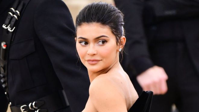 Kylie Jenner tiene una fortuna cercana a los US$900 millones a sus 20 años, según la revista Forbes. Parte de sus ingresos provienen de su actividad en Instagram. (GETTY IMAGES)