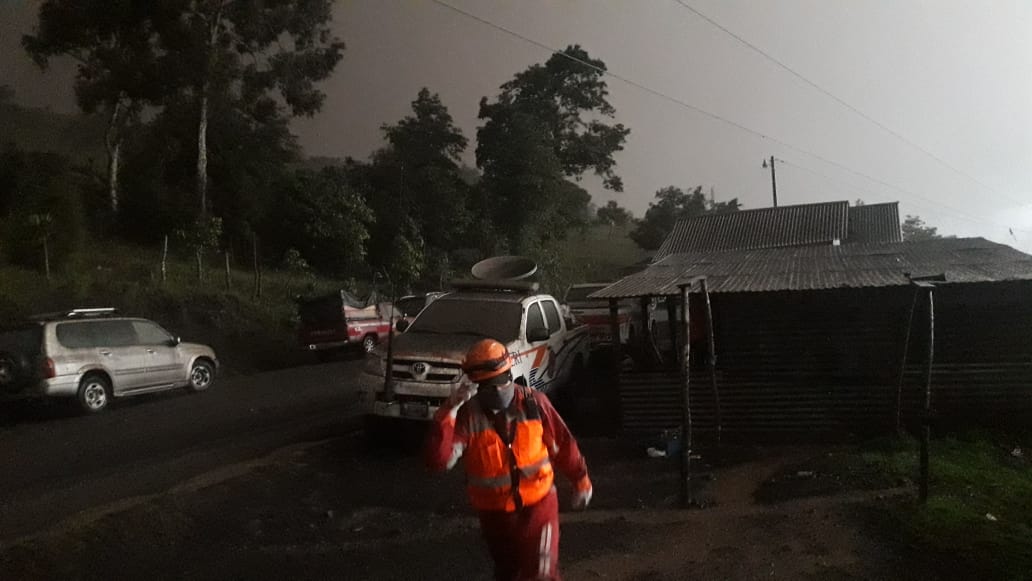 En Chimaltenango se han reportado personas evacuadas y monitoreo de cuerpos de socorro ante la actividad del Volcán de Fuego.