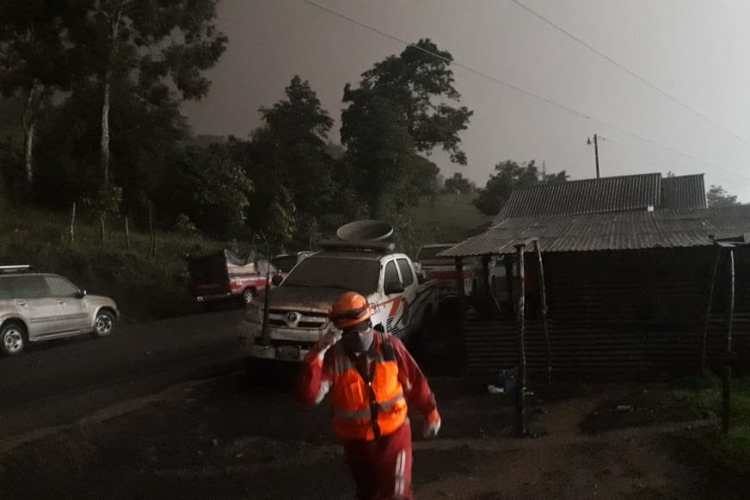 En Chimaltenango se han reportado personas evacuadas y monitoreo de cuerpos de socorro ante la actividad del Volcán de Fuego.
