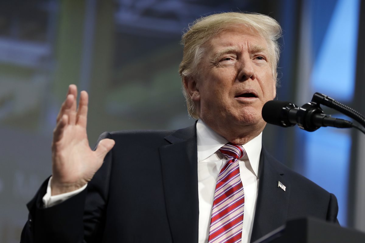Donald Trump habla con la Asociación Nacional de Fabricantes en un hotel de Washington DC. (Foto Prensa Libre:AFP).