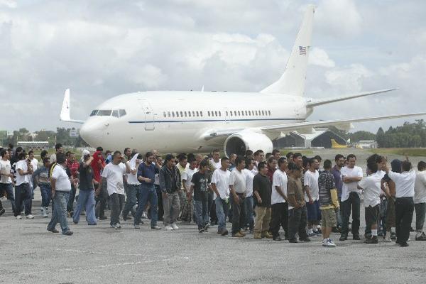 Migrantes deportados el año pasado. (Foto Prensa Libre: Archivo)