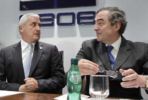 Otto Pérez Molina durante la reunión con el presidente de la CEOE, Juan Rosell. (Foto Prensa Libre: EFE)