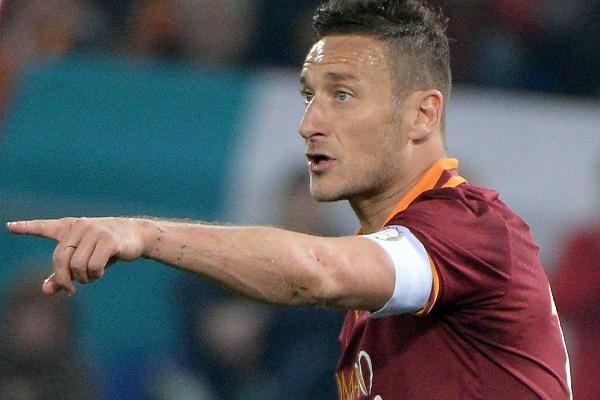 Francesco Totti, de la Roma, demostrará que está listo para ir a Brasil. (Foto Prensa Libre: EFE)
