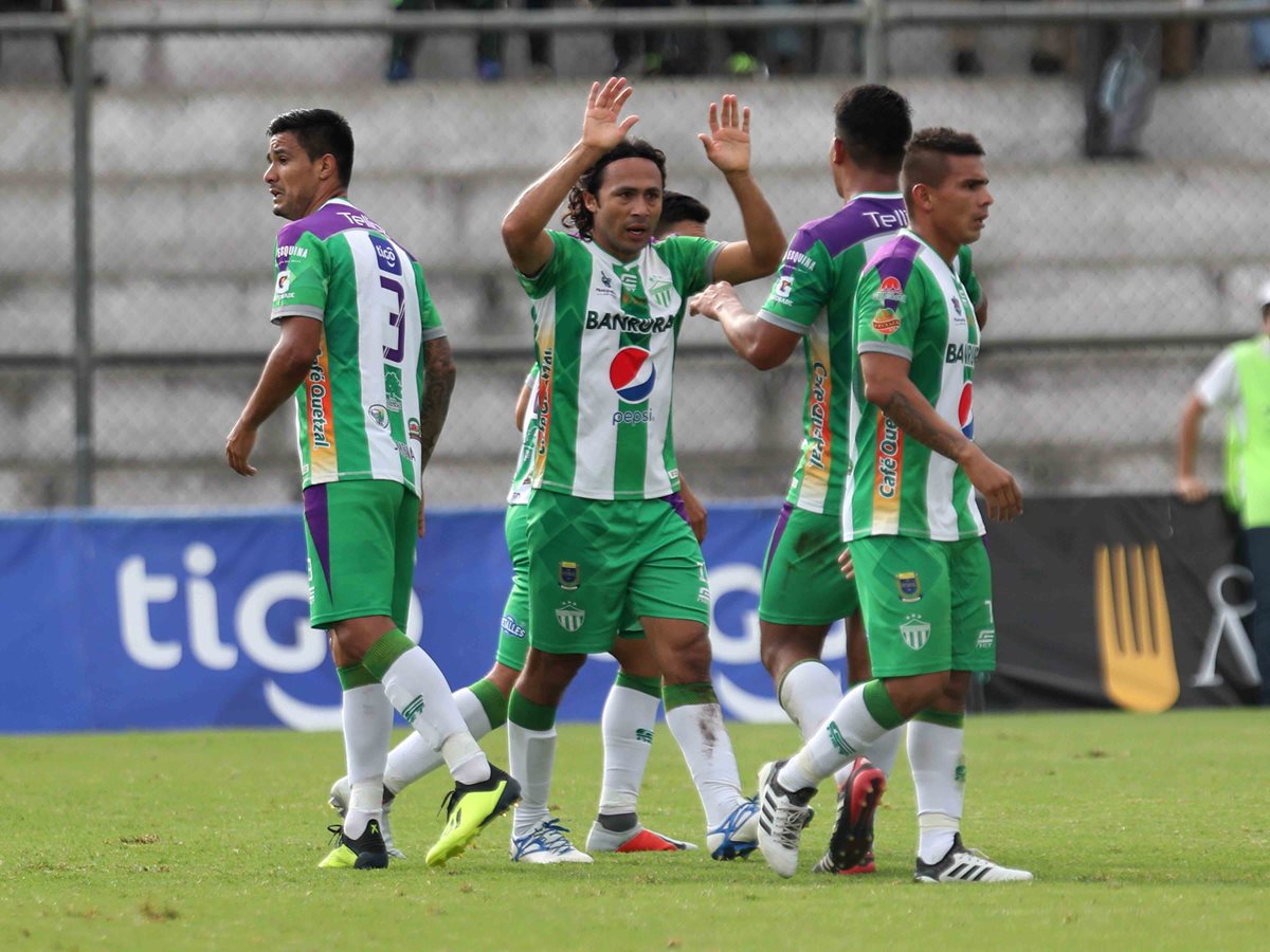 Agustín Herrera (centro) es el artillero de Antigua GFC con 10 goles. El mexicano ha anotado el 50 por ciento del total de 20 dianas que lleva el club. (Foto Prensa Libre: Hemeroteca PL)