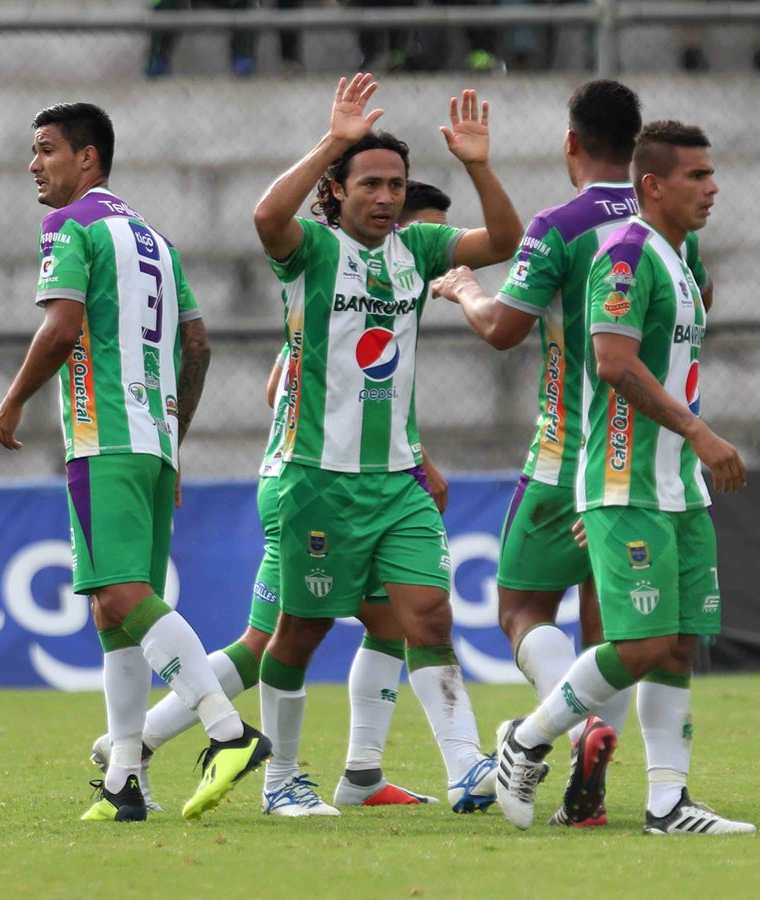 Agustín Herrera (centro) es el artillero de Antigua GFC con 10 goles. El mexicano ha anotado el 50 por ciento del total de 20 dianas que lleva el club. (Foto Prensa Libre: Hemeroteca PL)