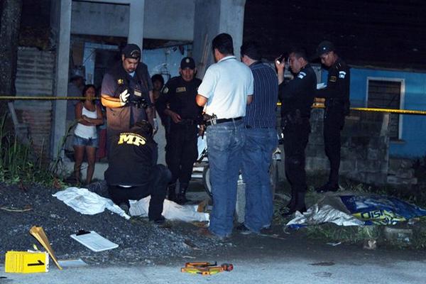 Peritos del Ministerio Público  trabajan  en el lugar  donde quedó el cadáver  de Ángel Roberto Barrios Ramírez. (Foto Prensa Libre: Edwin Perdomo)
