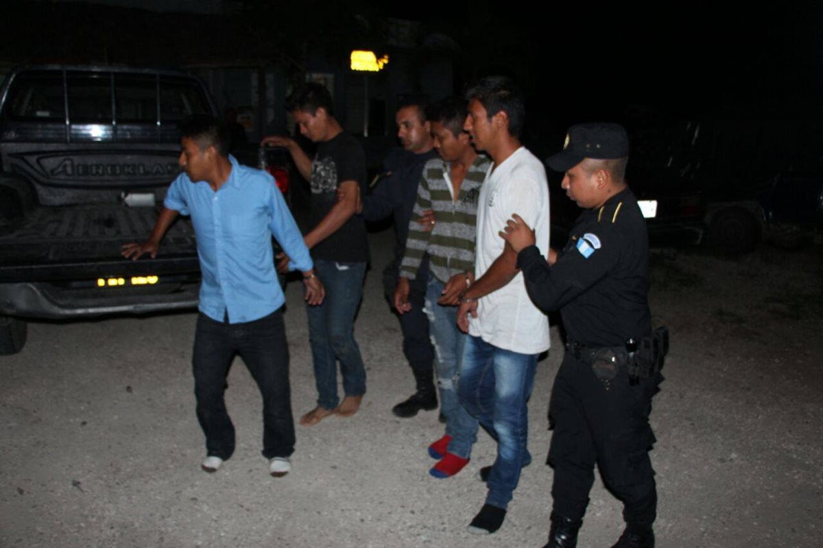 Los cuatro presuntos delincuentes capturados en Poptún. (Foto Prensa Libre: PNC).