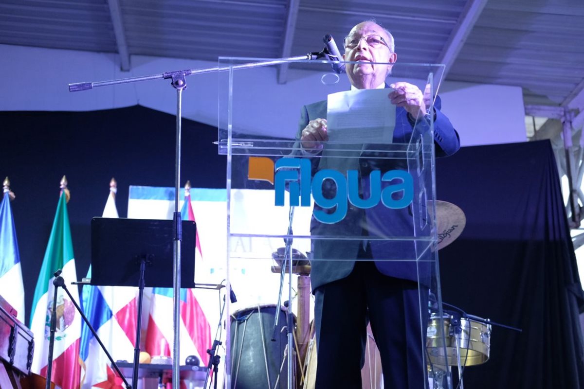 Miguel Ángel Asturias Amado, hijo del Premio Nobel de Literatura, habla sobre "El mundo de Asturias" durante el acto de inauguración de Filgua 2017. (Foto Prensa Libre: José Andrés Ochoa)