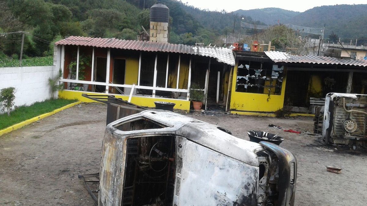 Dos vehículos quedaron destruidos por incendio causado por una turba en Tecpán Guatemala, Chimaltenango. (Foto Prensa Libre:)
