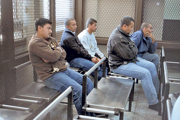 Los procesados escuchan a la jueza de Mayor Riesgo A, este martes en la Torre de Tribunales. (Foto Prensa Libre: Rodrigo Méndez) 