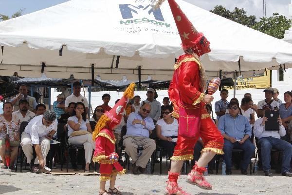 Visitantes observan   danza.