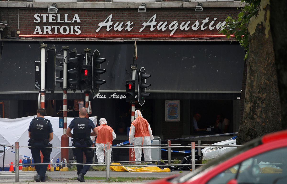 Efectivos de la Policía investigan en la escena de la balacera en Lieja, Bélgica. Un hombre mató a dos policías y un pasajero de un automóvil.(Foto Prensa Libre:EFE).