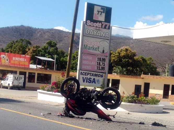 Motocicleta queda destruida en accidente registrado en San Agustín Acasaguastlán, El Progreso. (Foto Prensa Libre: Hugo Oliva)
