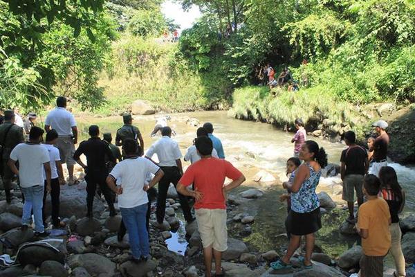 Las autoridades investigan las muertes en Escuintla. (Foto Prensa Libre: Enrique Paredes). <strong></strong>