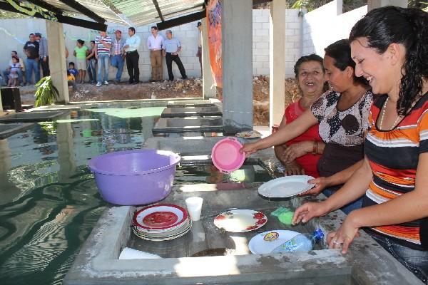 Beneficiadas usan  una de las pilas públicas.