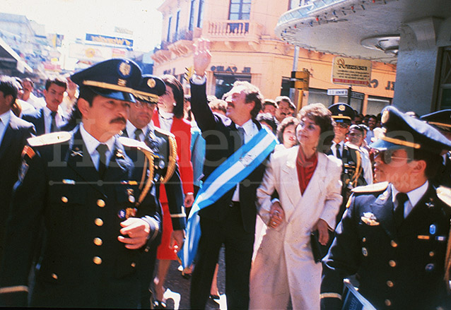 Vinicio Cerezo Arévalo tomó posesión de la Presidencia el 14/1/1986. En la foto camina por el centro histórico acompañado de la primera dama Raquel Blandón. (Foto: Hemeroteca PL)
