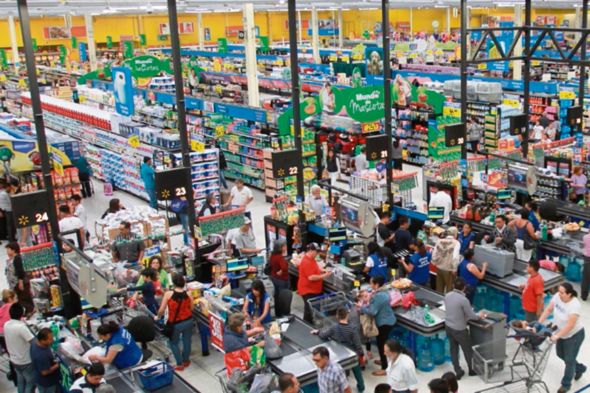 Cientos de personas realizan compras navideñas. (Foto Prensa Libre: Estuardo Paredes)