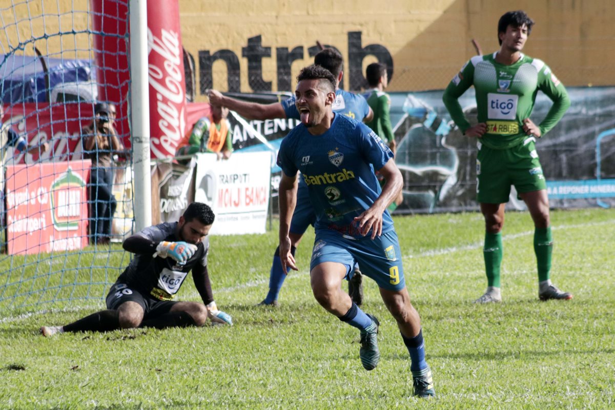 Danilo Guerra marcó el gol que desató el delirio cobanero. (Foto Prensa Libre: Eduardo Sam Chun)