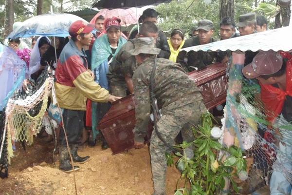 Personal de Ejército colabora en la inhumación de víctimas de alud en el caserío Joya Grande, de la aldea Agua de las Palomas, San Pedro Necta, Huehuetenango. (Foto Prensa Libre: Mike Castillo)<br _mce_bogus="1"/>
