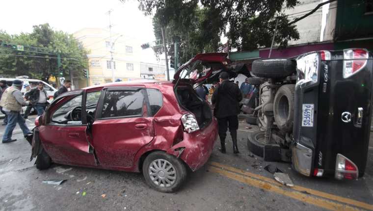 Dos vehículos colisionaron en la avenida Centro América y 19 calle de la zona 1, el choque dejó tres personas heridas. (Foto Prensa Libre: Hemeroteca PL)