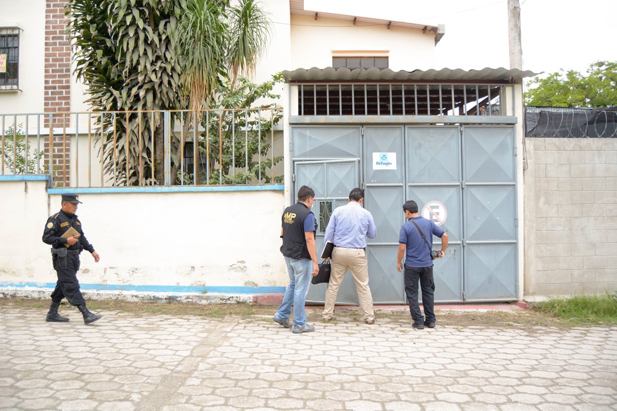 Peritos del MP recaban evidencias en inmueble de la organización Refugio de la Niñez, en Salamá, Baja Verapaz. (Foto Prensa Libre: Carlos Grave)