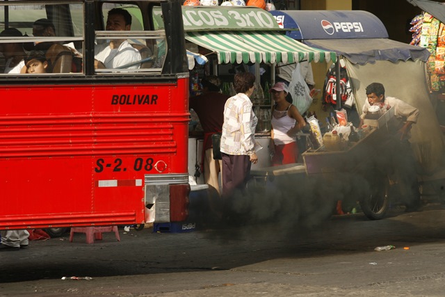 Un bus del sevicio urbano en la ciudad de Guatemala expele una gran cantidad de humo negro, con lo cual liberan una gran cantidad de dióxido de carbono perjudicial para la capa del ozono. (Foto Prensa Libre: Hemeroteca PL).
