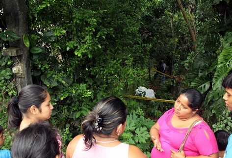 Vecinos y familiares rescataron del agua a Miguel Estrada, sin embargo este ya había fallecido. (Foto Prensa  Libre: Rolando Miranda)