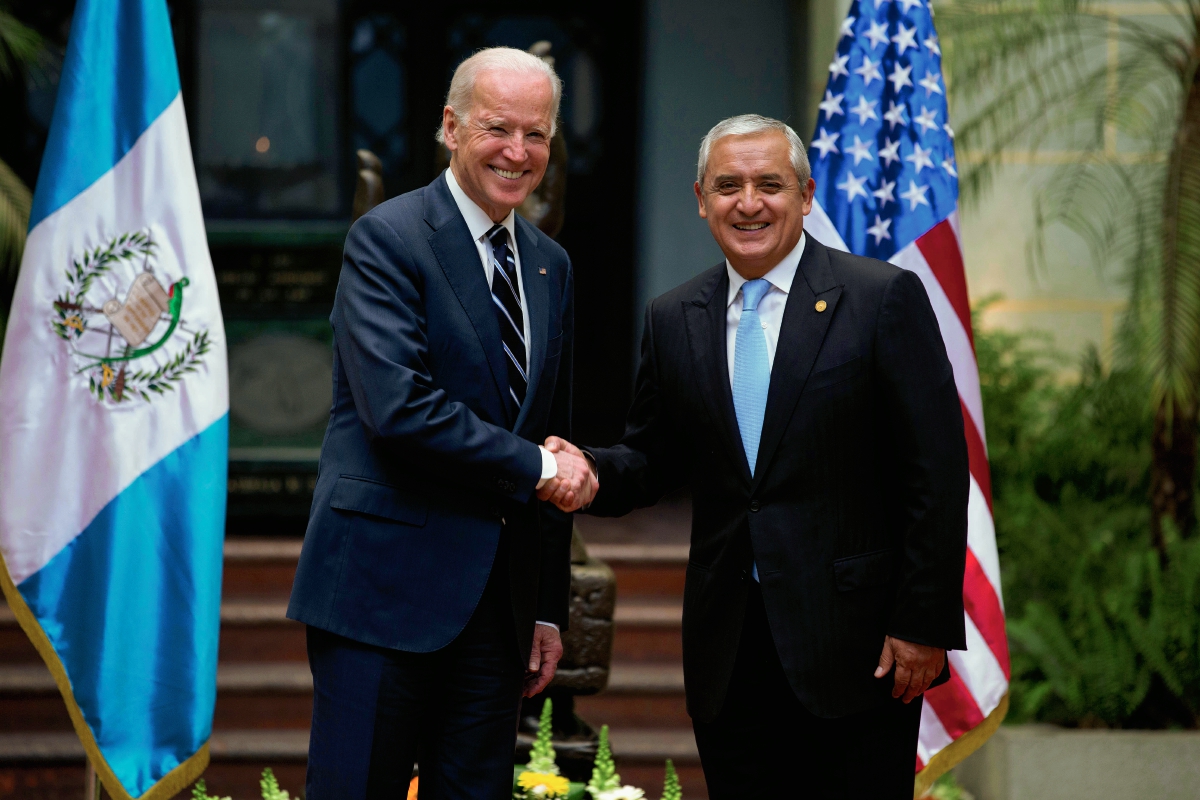 El vicepresidente de Estados Unidos Joe Biden saluda al presidente Otto Pérez Molina en el Palacio Nacional de la Cultura. (Foto Prensa Libre: Esbin García)