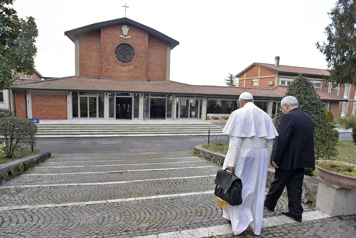 Francisco ingresa a un retiro espiritual en Roma, Italia. (Foto Prensa Libre: EFE)