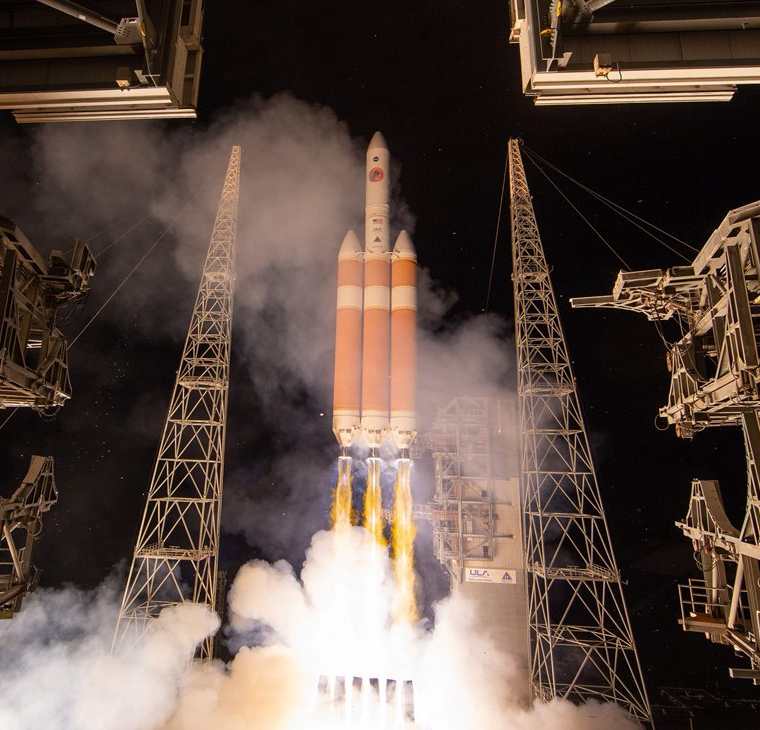 Fotografía de la NASA muestra el cohete United Launch Alliance Delta IV Heavy con la sonda Parker Solar Probe durante el lanzamiento en el Cabo Cañaveral en Florida. (EFE)