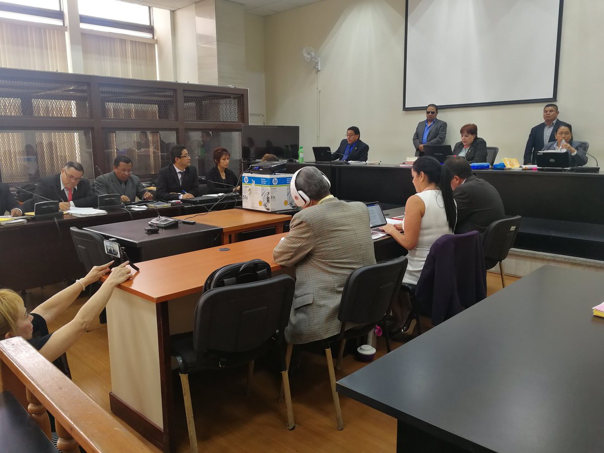 El exjefe de Inteligencia José Mauricio Rodríguez Sánchez (con audífonos) enfrenta el segundo debate por genocidio. (Foto Prensa Libre: Kenneth Monzón)