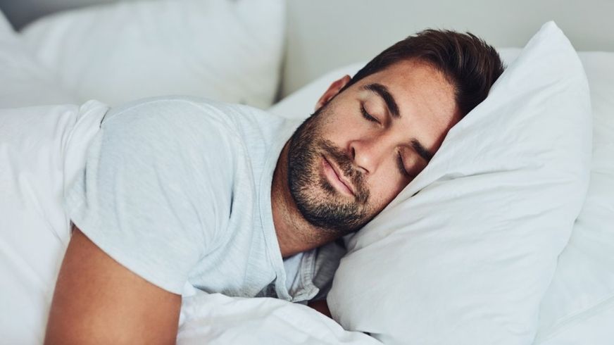 Dormir de lado es mejor que dormir boca arriba o abajo... pero ¿qué lado es mejor? (Foto Prensa Libre:Getty Images).