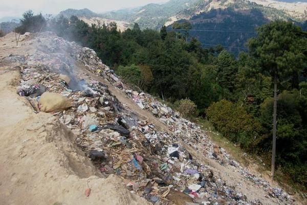 Vecinos irresponsables lanzan desechos en orillas de caminos, terrenos  baldíos, hondonadas, ríos y otros lugares. (Foto Prensa Libre: Édgar R.  Sáenz)