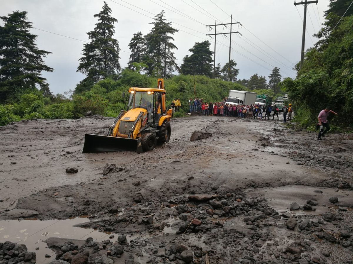 Correntada de lodo y piedras bloquea el paso de Retalhuleu a Quetzaltenango