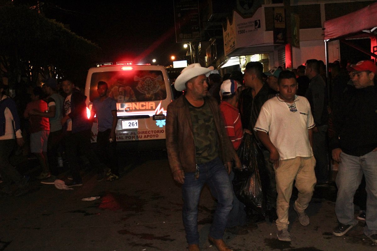 Vecinos llegan a identificar a las víctimas que eran originarias de la aldea Roble Gacho, Concepción Las Minas, Chiquimula. (Foto Prensa Libre: Mario Morales)