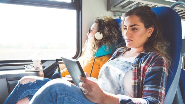 Si otros pasajeros escuchan la música de tu celular, estás siendo grosero. (Getty Images)