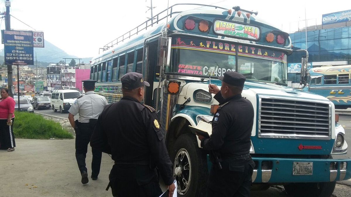 Carlos Humberto López, de 44 años, piloto de un bus extraurbano resultó herido de bala en la zona 7 de Quetzaltenago. El automotor que conducía resulto con daños. (Foto Prensa Libre: Carlos Ventura)
