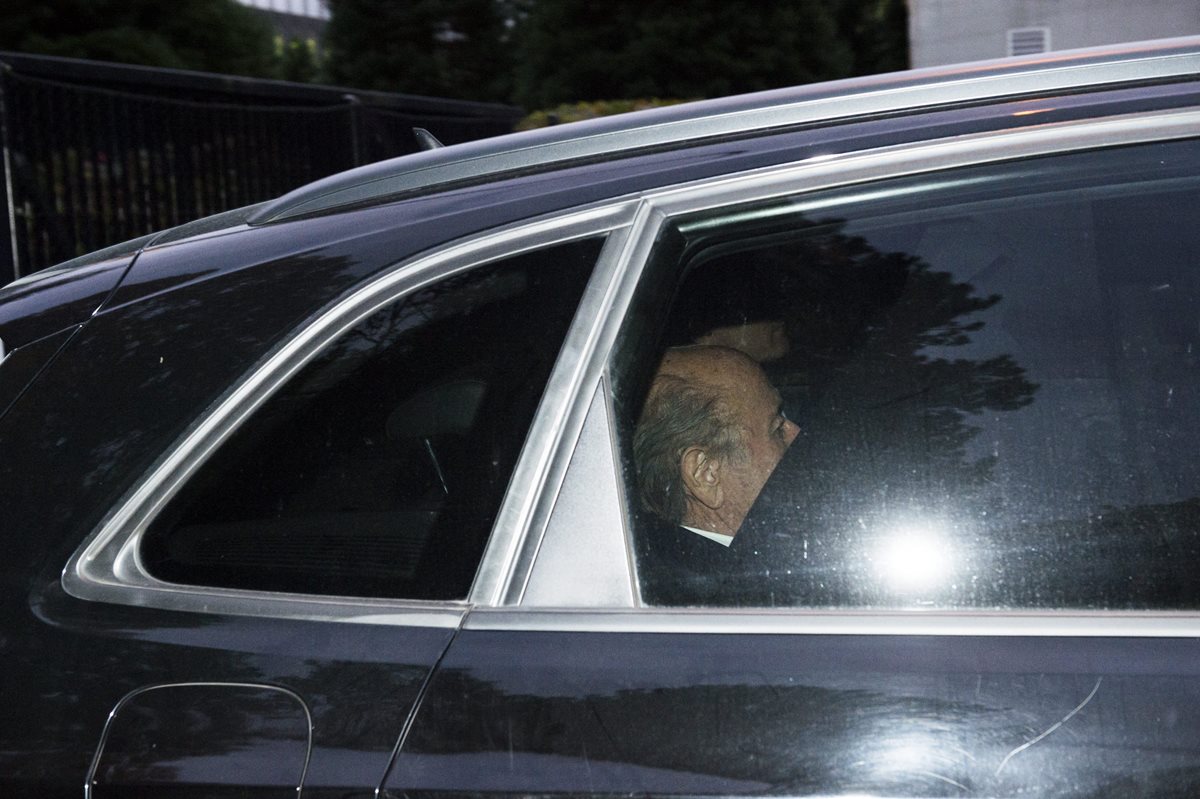 Blatter evitó dar declaraciones a los medios ayer en su salida de la sede de la Fifa. (Foto Prensa Libre: EFE)