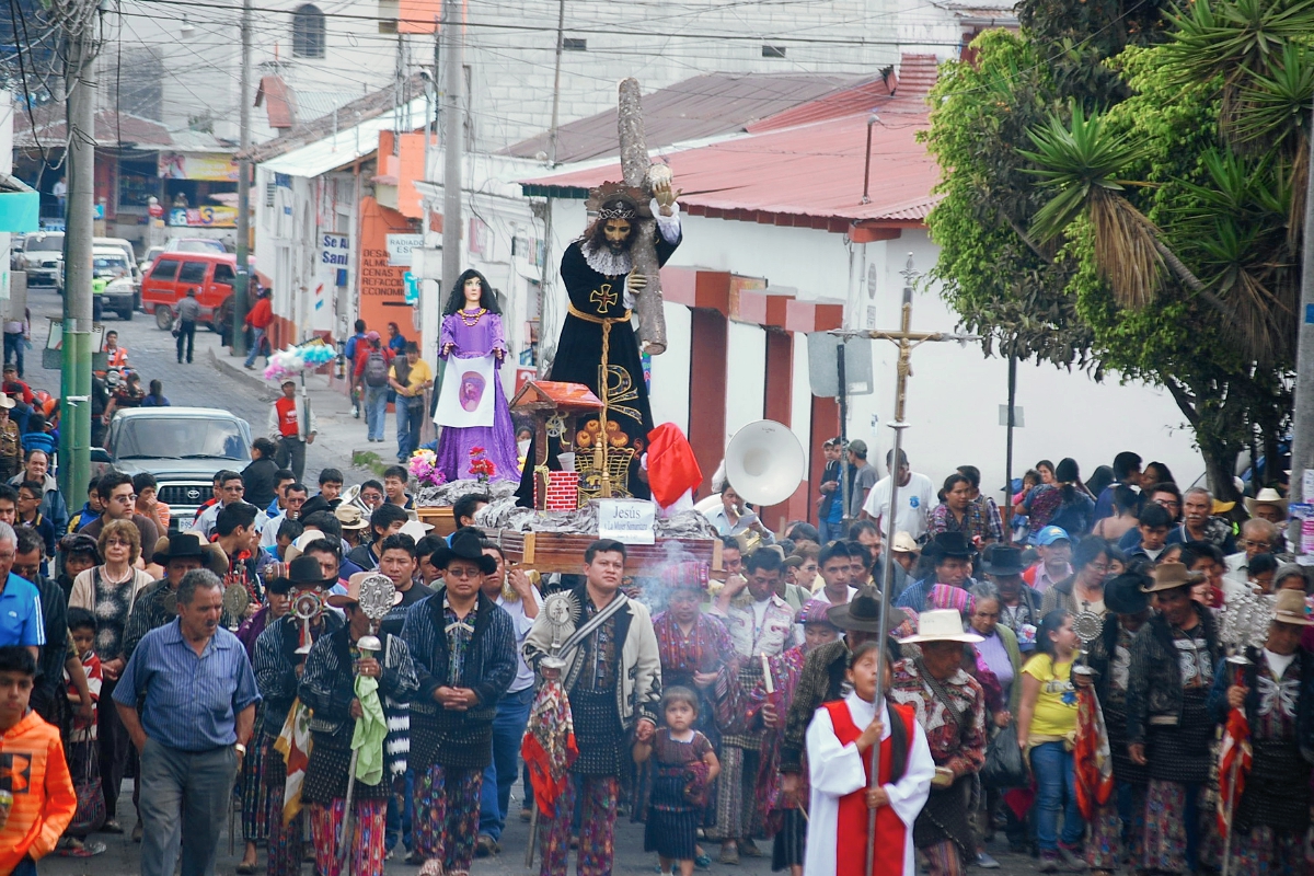 Católicos muestran su devoción en Sololá. (Foto Prensa Libre: Édgar Sáenz)