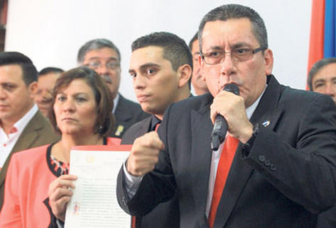 Roberto Villate y diputados de Líder se dirigen a  asistentes y anuncian que no habrá protesta.
