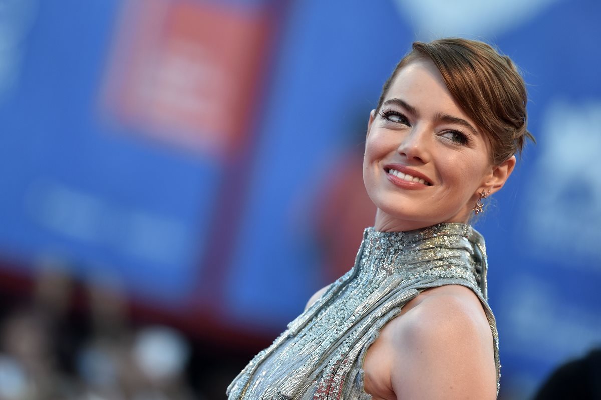 La actriz Emma Stone fue la sensación de la alfombra roja en Venecia. (Foto Prensa Libre: AFP)