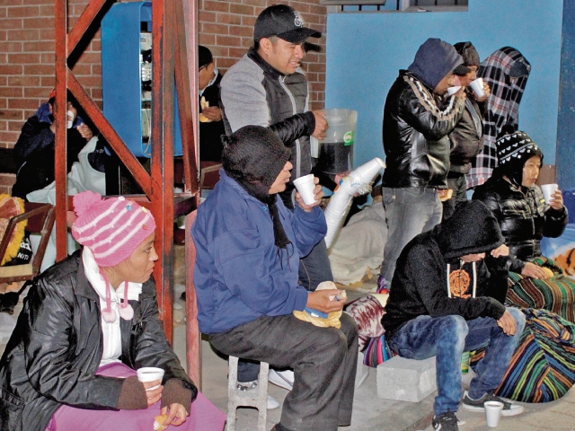 Personas que esperan información de sus pacientes afuera del HRO reciben café y pan. (Foto Prensa Libre: María José Longo).
