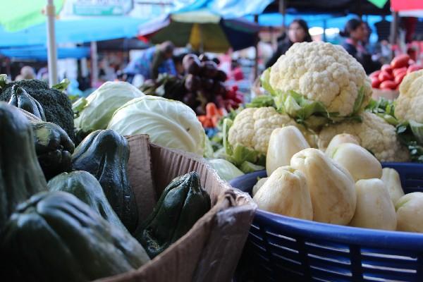 Verduras producidas  con abono orgánico  se ponen a la venta en  mercado La Democracia,  Xela.