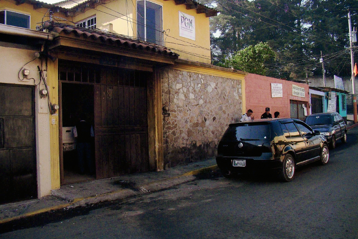 Portón de las oficinas de la PGN en Chimaltenango, quedó dañado por explosión de objeto en la madrugada de este jueves. (Foto Prensa Libre: Renato Melgar)