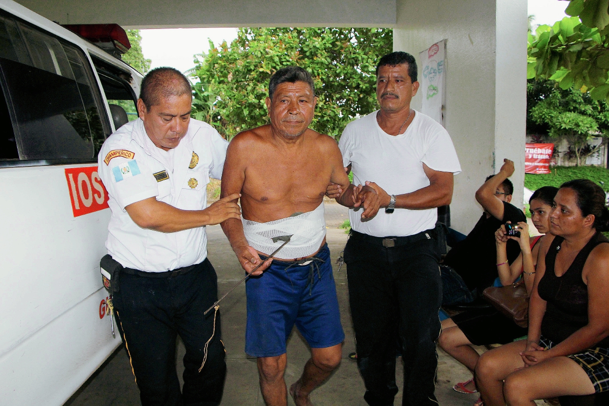 Marcelino Tem Cruz fue llevado a la emergencia del Hospital Regional de Retalhuleu. (Foto Prensa Libre: Rolando Miranda)