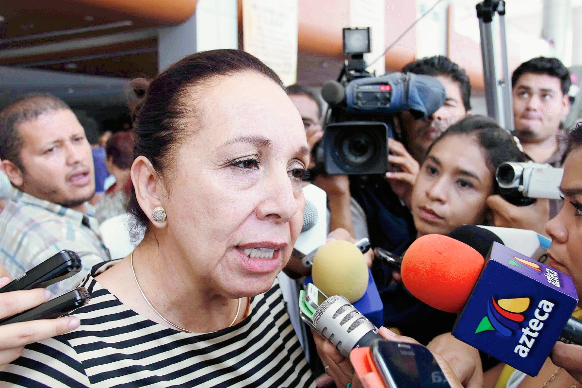 La candidata al Congreso del sureño estado mexicano de Guerrero Silvia Romero (i) hablando con periodistas. (Foto Prensa Libre:AFP).