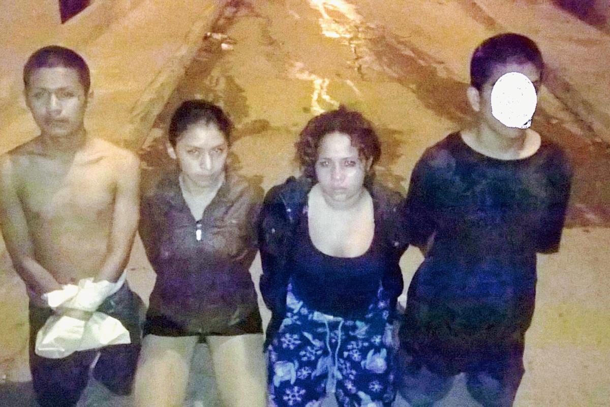 Tres adultos y un menor fueron detenidos la noche del sábado. (Foto Prensa Libre: PNC).