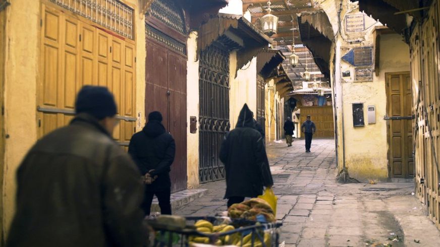 Las calles de Fez, donde se encuentra la universidad más antigua del mundo, se asemejan a un laberinto. THOMAS BUTTERY